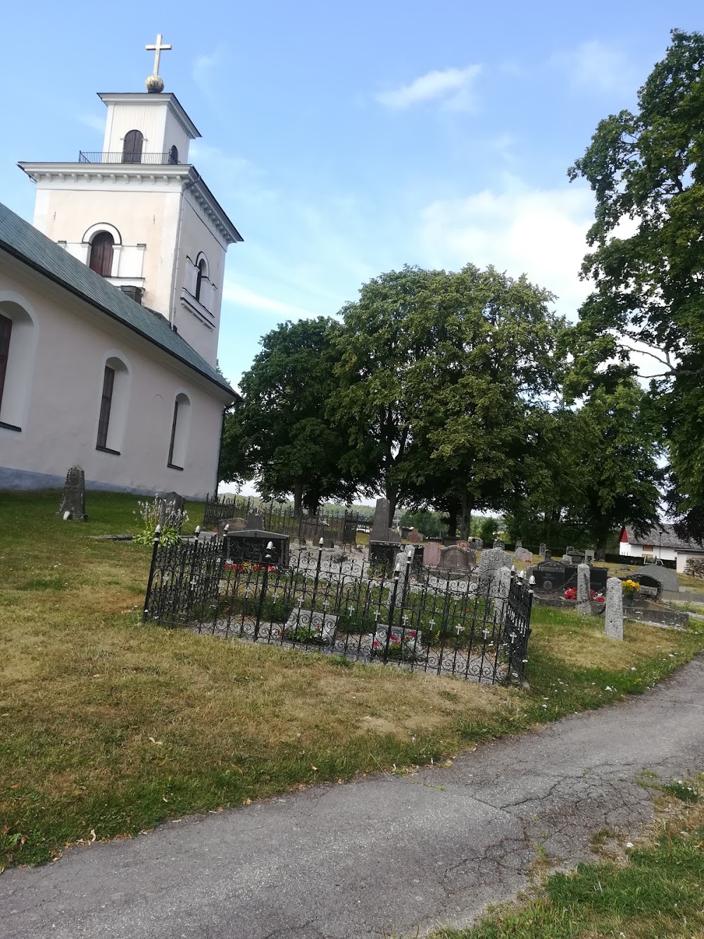 Tysslinge kyrkogård